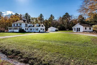 Image de Walk to town of Blue Hill from this 4-bedroom/4 bath home on Parker Point Road!