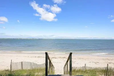 Image de Beachfront 3-bedroom cottage on 1. 2 private acres, just renovated!