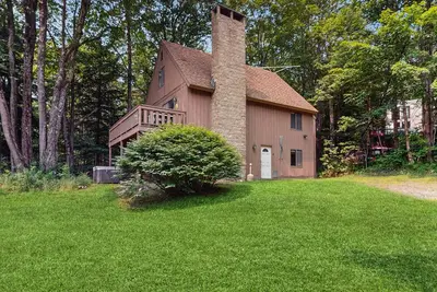 Image de Cozy house close to Mt Snow w/ hot tub, balcony, bbq, two kitchens, w/d, wifi