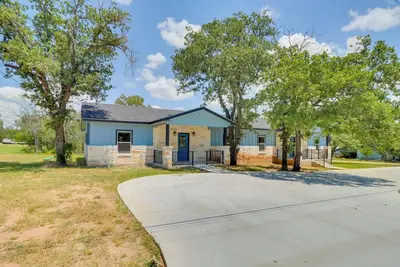 Image de 1 Mi to Lake Lbj: Peaceful Home w/ Patio & Yard!