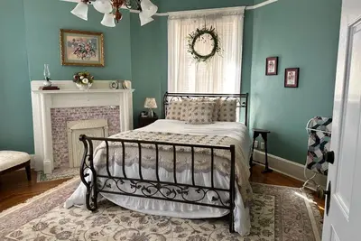 Image de The Redbud Room at The Judges Chambers