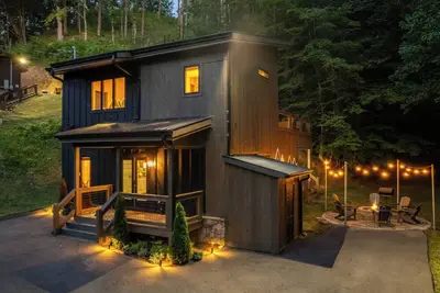 Image de New Listing! Luxury Lodge, Pickleball, Central!