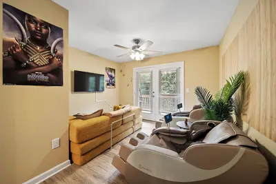 Image de The Aloha House: Massage Chairs - 3 King Beds - Projector