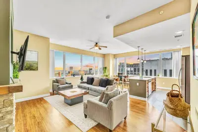 Image de Skyline Bliss: Luxe 2br Downtown | With Parking