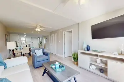 Image de Beautiful, Completely Rennovated first floor 2 Bedroom Condo