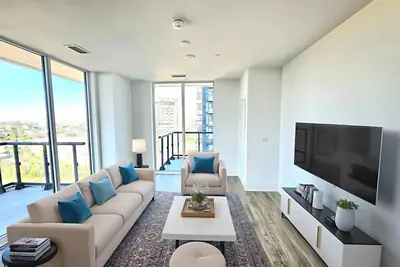 Image de Beautiful Location & View Central Toronto 2Bed 2Bath with Parking - New Building