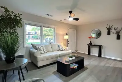 Image de 10 Min to Downtown | Smart TVs | Fast Wi-Fi