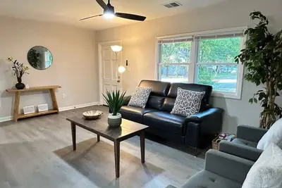 Image de 10 Min to Downtown | Desk | Fenced Yard | Wi-Fi