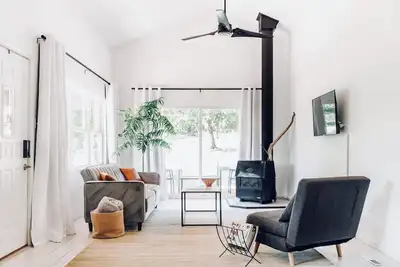 Image de Snake Creek Lake Retreat at Woodhaven Cabin