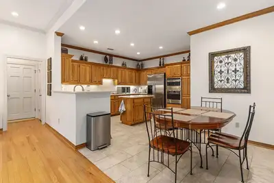 Image de Spacious & Comfy 3Bd 2Ba Pet-Friendly Home. Bright, open kitchen/living room