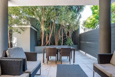 Image de Albion Breeze Pool Access, Patio & City Convenience