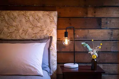 Image de Cosy restored miners cottage w/fire place - close to rainforest and trails!