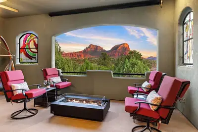 Image de Nature's Gallery luxury: stained glass, Jacuzzi, gaming, prof’l kitchen + views!