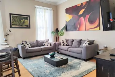 Image de Upper Deck: Charming Modern 2nd floor 2bdrm condo in Starland area of Savannah.