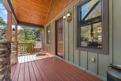 Image de Creekside Cradle: A cozy 3-bedroom retreat in Highlands, Nc with mountain and water views.