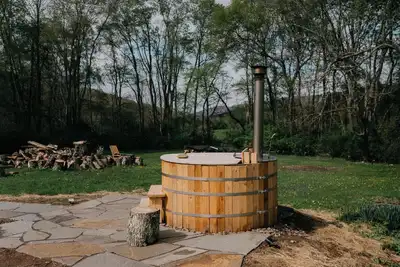 Image de Group Getaway: Sleeps 15, 11 Priv Acres, Wood fire hot tub, sauna, karaoke