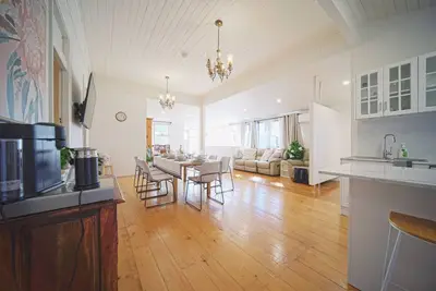 Image de Snacks&Flicks, Cosy Queenslander Kicks-close to Pa
