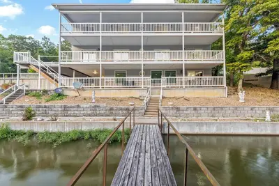 Image de 9br, 5 Bath Lakefront Retreat w/ Boat Ramp & Dock