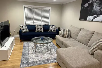 Image de 3-bedroom cozy home in wonderful Selden, Great location close to all.