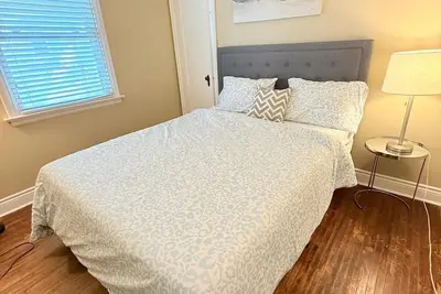 Image de Two Bedroom Bungalow Closer to Burlington Downtown - Sleeps 6. Close to Downtown
