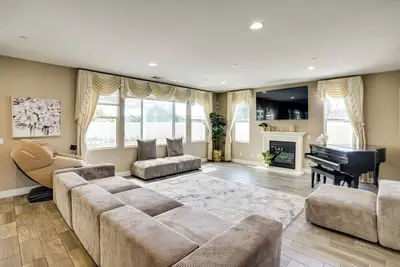 Image de 3 Mi to Disneyland: Home w/ Hot Tub + Game Room