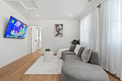 Image de Massive 8br Home in Hayward– Comfort & Convenience