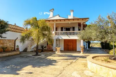 Image de Une belle villa entourée de palmiers.