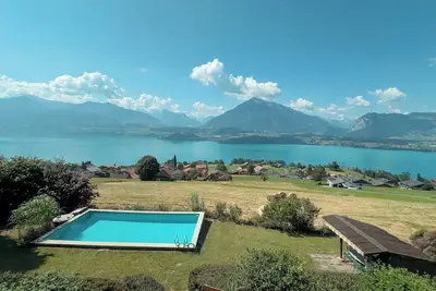 Image de Chalet mit Pool und Sicht auf den Thunersee