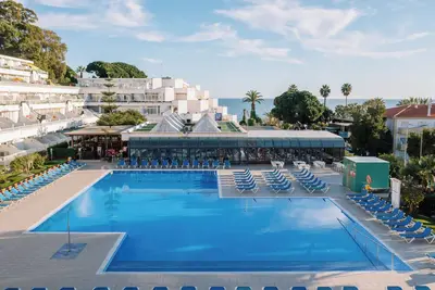 Image de 1br Apartment w/ Kitchenette Steps from Praia da Oura - Pakring | 3 Units
