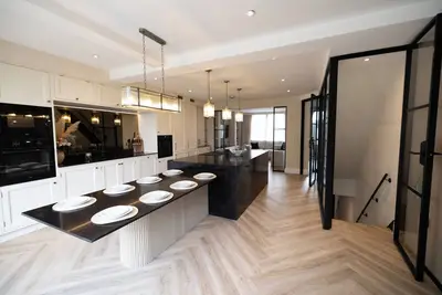 Image de The Oak Dene is a beautifully designed retreat in High Lane that blends sophisticated style with everyday comfort. Finished to an exceptional standard and a calm neutral palette that creates a sense of modern elegance from the moment you walk in.