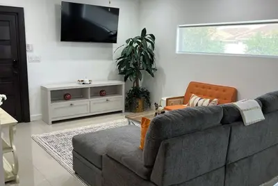 Image de Luxe 3br/2ba Condo. Near Airport & Mall