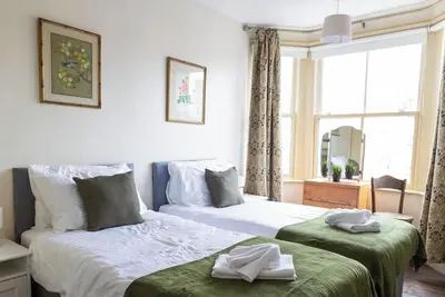 Image de Spacious Victorian terrace near Scarborough’s North Bay. Sleeps 12, pet-friendly, with views of the cricket ground. Features 6 bedrooms (all with sinks), 2 bathrooms, a galley kitchen, dining for 12, and a cosy lounge. Just minutes from the beach!