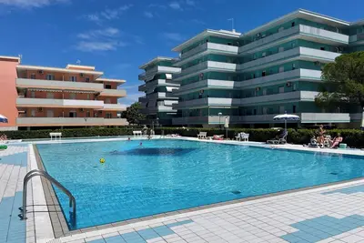 Image de Studio pratique dans un paradis de piscine