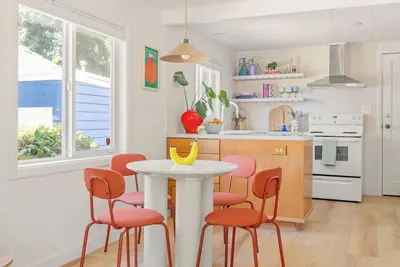 Image de The Angel’s Apron is a cozy, food-themed bungalow on peaceful Angel Avenue tucked away in Beaverton, Or. Minutes from downtown, eateries, and Portland attractions, it’s the perfect snug retreat after exploring the city, wine country, or Oregon coast.