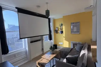 Image de Appartement-Prestige-Salle de bain privée extérieure-Vue sur Rue-Apartment wi. . .