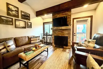 Image de Stylish 2Bed/2Bath Retreat Near the Slopes with Pool Access.
