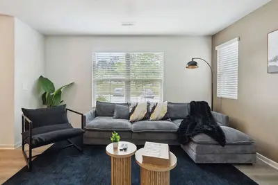 Image de Stylish King 3-Bed Townhome  Minutes to Cary & Nc State!