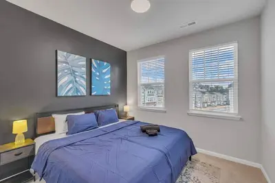 Image de Luxe King 4 Br Townhouse Mins to Dwtn Durham!