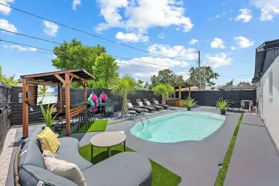 Image de Modern Oasis with Pool, Hot Tub, Basketball & Pickleball