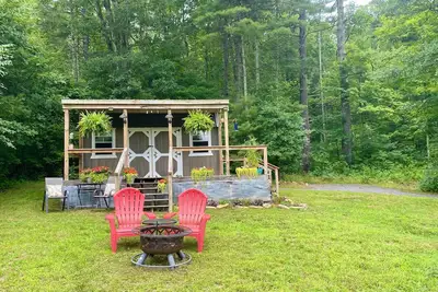 Image de Our tiny, cozy cabin is the perfect relaxing spot to get away from it all!