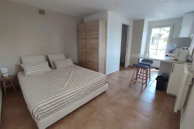 Image de Studio avec kitchenette au calme à 15 minutes de Fréjus et St Raphaël