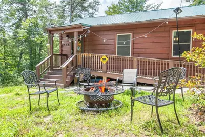 Image de Peaceful 2bd Cabin w/ Hot Tub! Firepit + Near Town