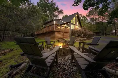 Image de Spacious Poconos Cabin - Hot Tub, Games, Fire Pit & Family Fun Sleeps 10