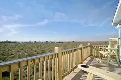 Image de Fish Fantasy–Great Sunrise Sunset Views–Quiet Dead‑End Street–Walk to Beach