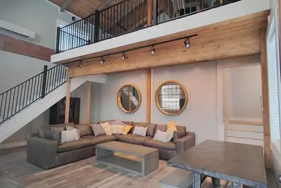 Image de Modern Bunkhouse located in the heart of activity for large groups