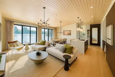 Image de 3br Lakefront Stay | Kayaks, Views & Cozy Spaces