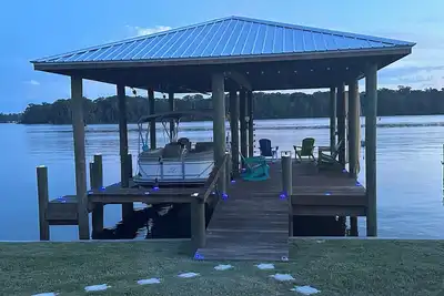 Image de Riverfront Brand New Beautiful 3-Br Home Welaka, Deck, Dock Bring Your Own Boat!