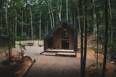 Image de The Ridge – 650 sqft. Luxe Cabin in Bellaire.