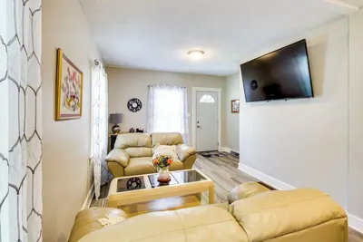 Image de 1 Mi to K-State Campus: Central Manhattan Home