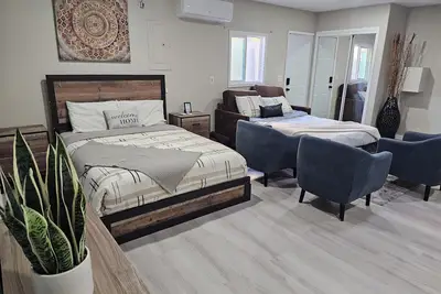 Image de Cozy Private Studio in Las Vegas! ! Private 2 car driveway.
